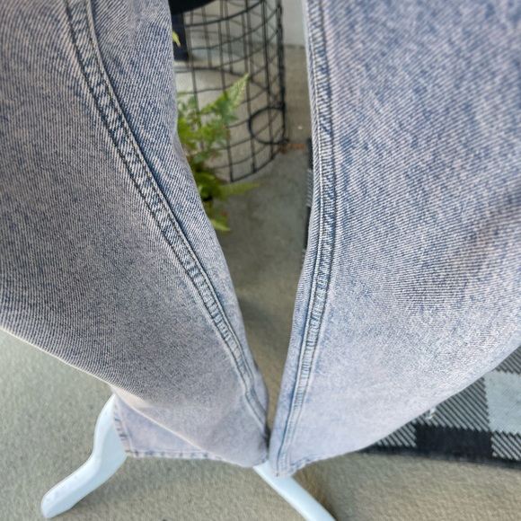 NA-KD FASHION MID-RISE WIDE LEG OVERSIZED JEANS WITH SLITS IN BLUE- PINK COLOR - Picture 9 of 17